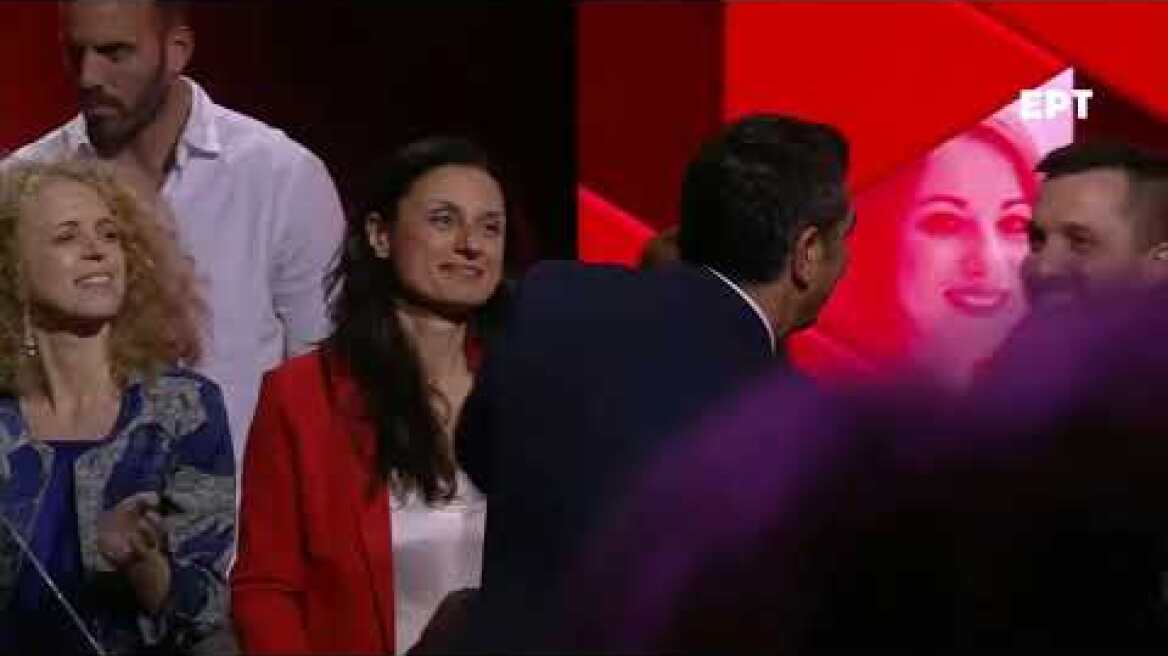 Στέφανος Κασσελάκης: «Αλέξη, έλα πάνω» - Η στιγμή που ο Τσίπρας ανεβαίνει στο βήμα