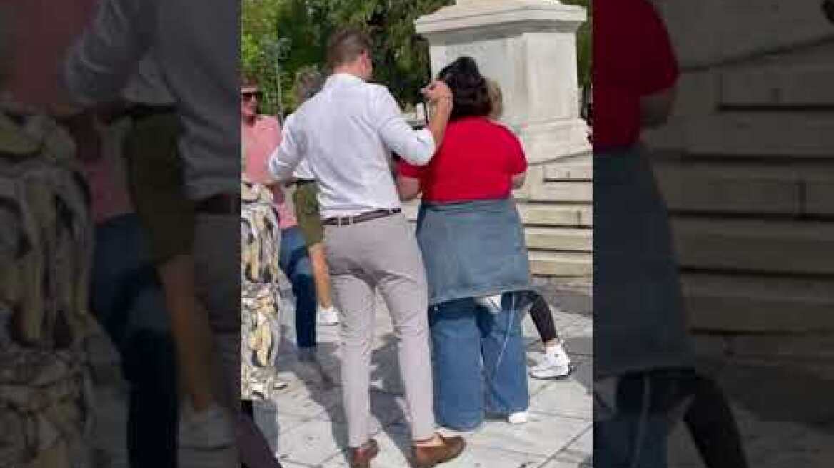 Βόλτα Κασσελάκη στο Σύνταγμα