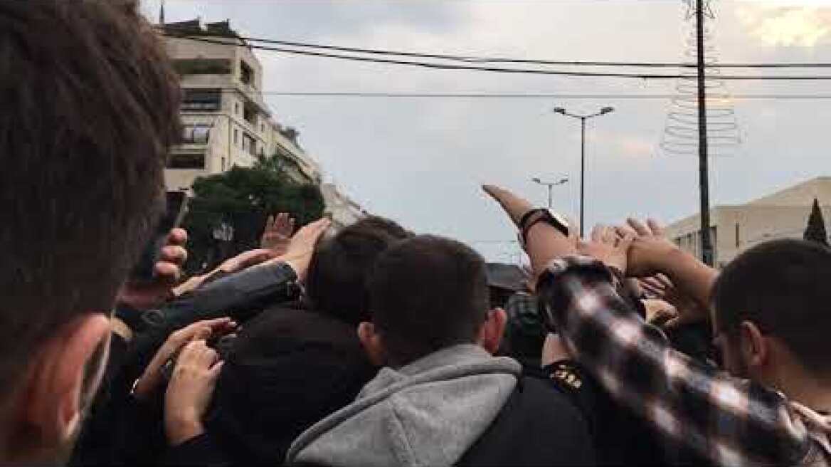 Κρύβουν τη σημαία κάτω από τη μαύρη ομπρέλα βίντεο