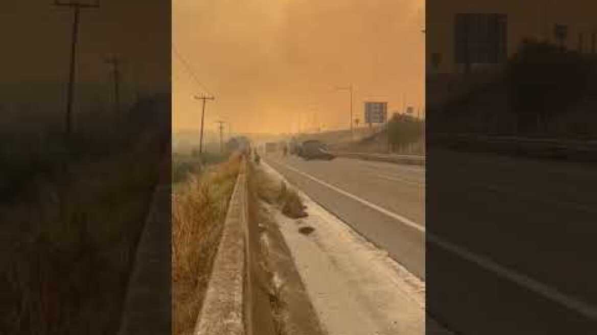 Μάχη με τις φλόγες για να μην περάσει η φωτιά στο Καλαμάκι. Εικόνες από την Παλαιά Εθνική οδό (1)