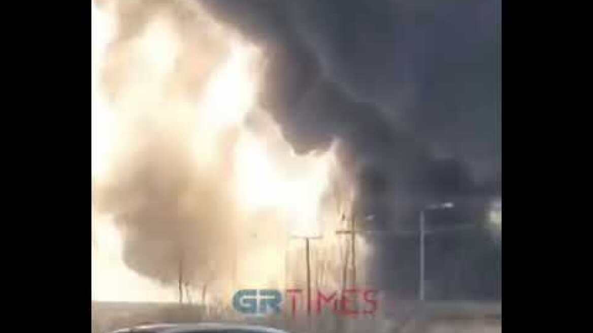 Φωτιά σε εργοστάσιο στη Σινδο