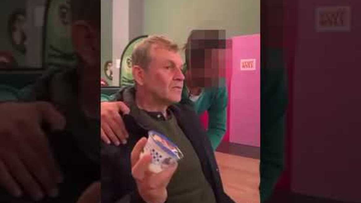 Ο Γκλέτσος ετοιμάζει γιαούρτι με το πρόσωπο του Μητσοτάκη