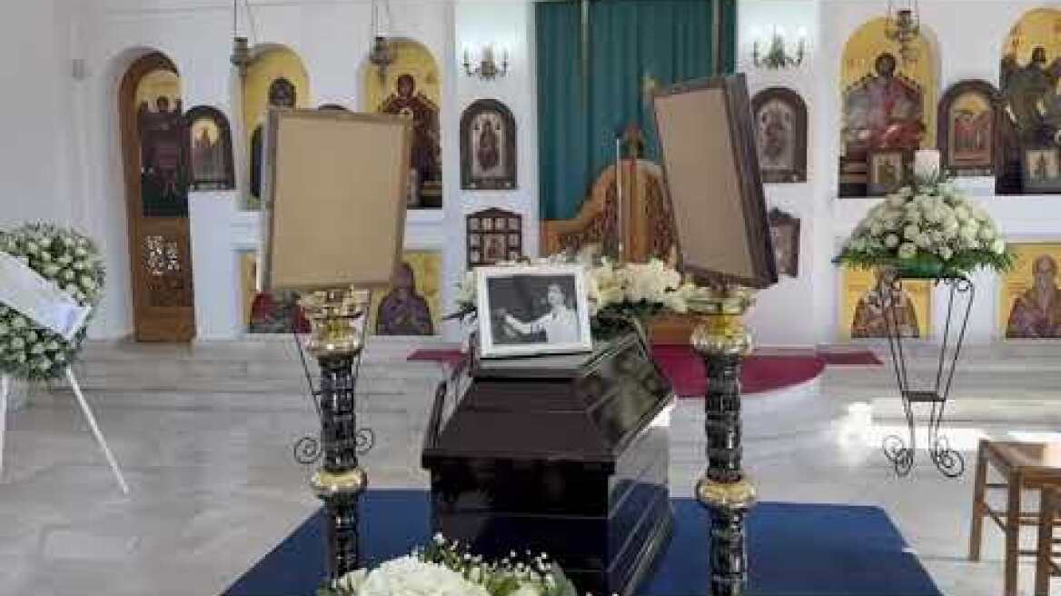 Συγγενείς και φίλοι αποχαιρετούν τον Γιώργο Μαρίνο στο κοιμητήριο Βούλας (2)