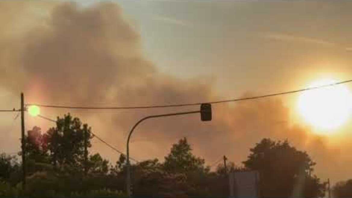 Καπνοί από τη φωτιά στο Ωραιόκαστρο