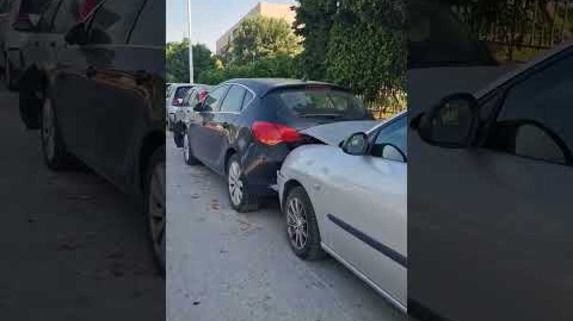 Θεσσαλονίκη: Τουριστικό λεωφορείο έπεσε πάνω σε σταθμευμένα αυτοκίνητα (2)