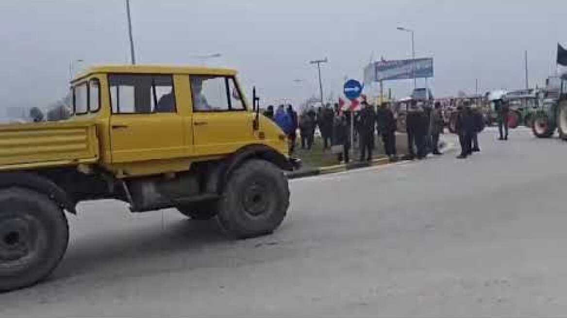 Αποκλεισμός με τρακτέρ σεον κόμβο Μεγαλοχωρίου στην Εθνική οδό Λάρισας - Ιωαννίνων (1)