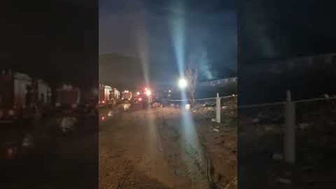 Σύγκρουση τρένων στη Λάρισα: Συνεχίζεται η μεγάλη επιχείρηση έρευνας και απεγκλωβισμού ατόμων