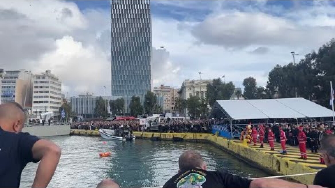 Θεοφάνεια στον Πειραιά: Ο αγιασμός των υδάτων στο λιμάνι και η βουτιά για το σταυρό!