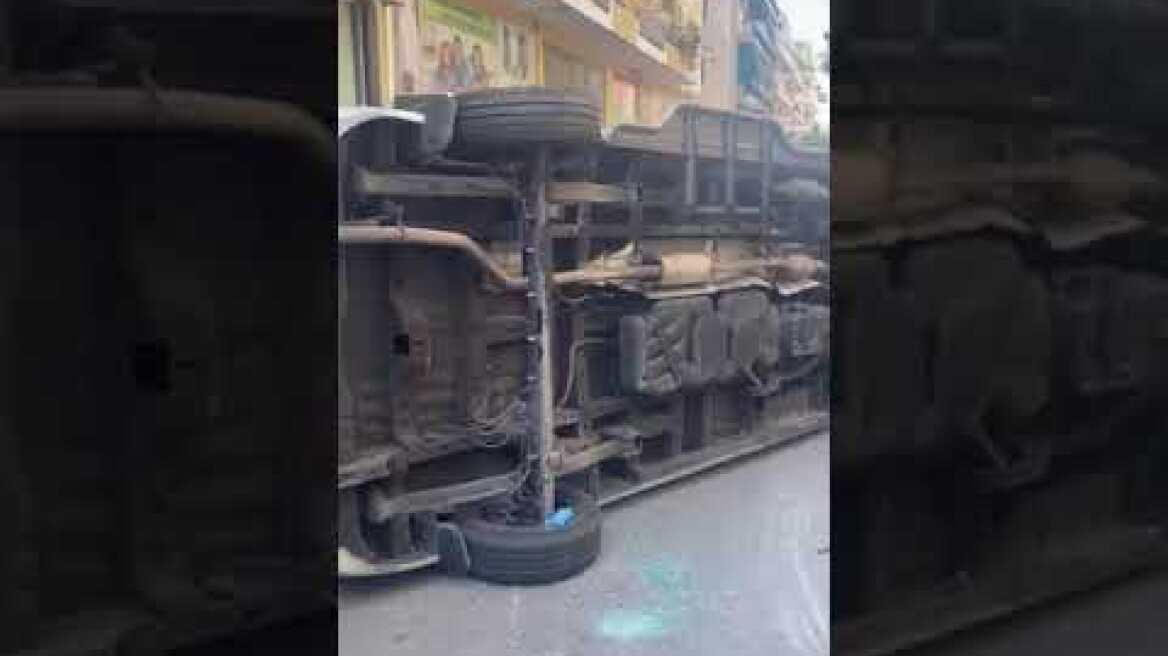 Ατύχημα με ανατροπή ιδιωτικού ασθενοφόρου στο Γουδί (3)