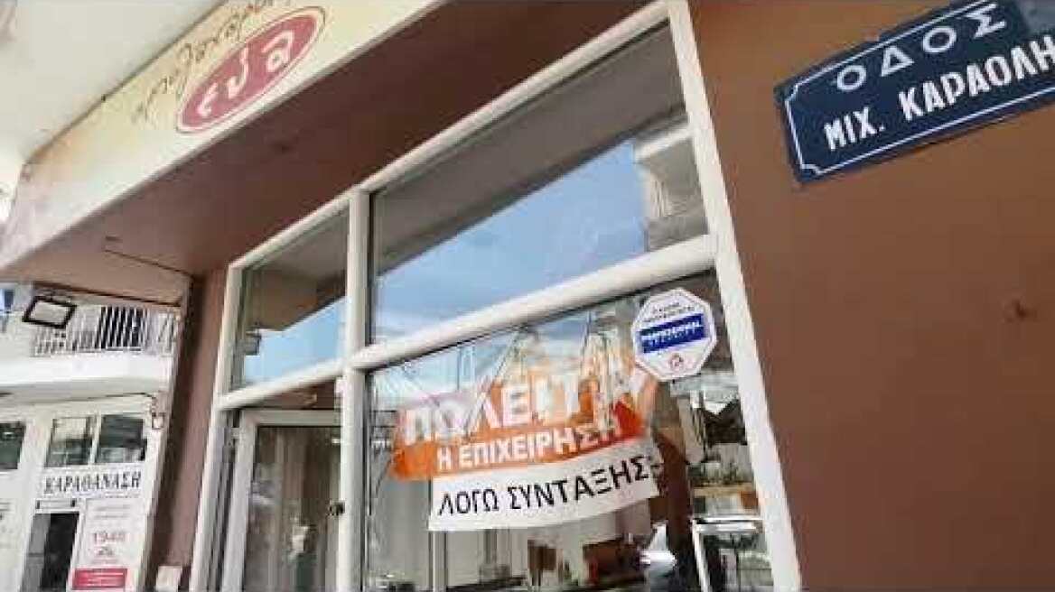 Θεσσαλονίκη: Αυτοκίνητο παρέσυρε δύο νεαρές κοπέλες και κατέληξε σε βιτρίνα ζαχαροπλαστείου 2