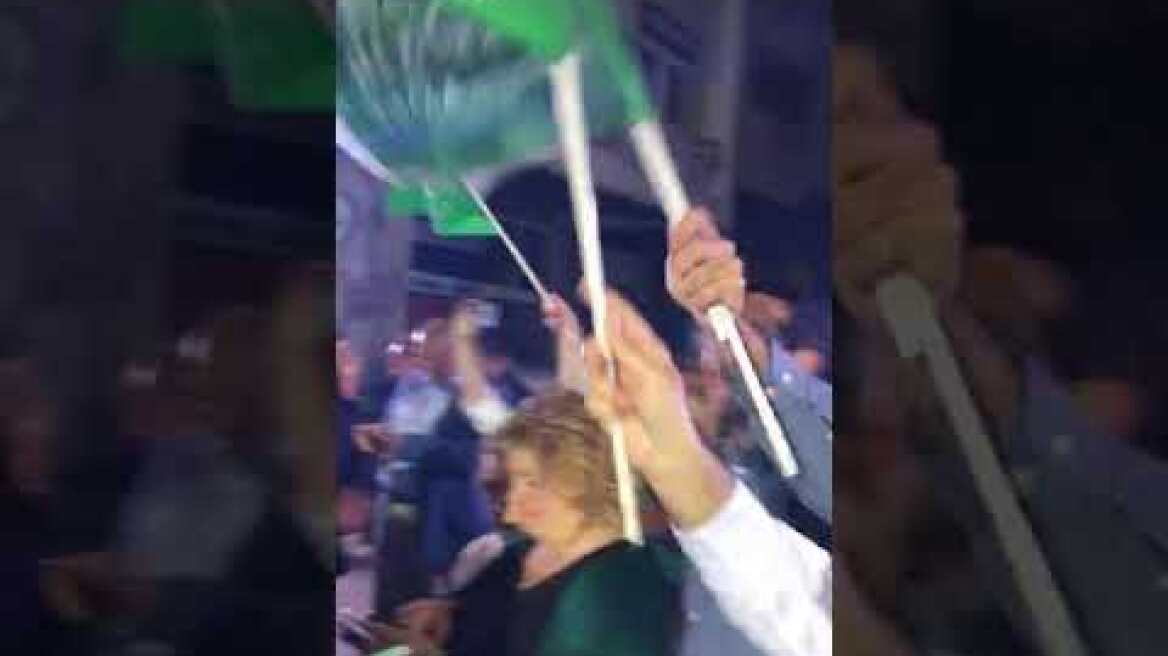 Έξω από τα γραφεία του ΠΑΣΟΚ