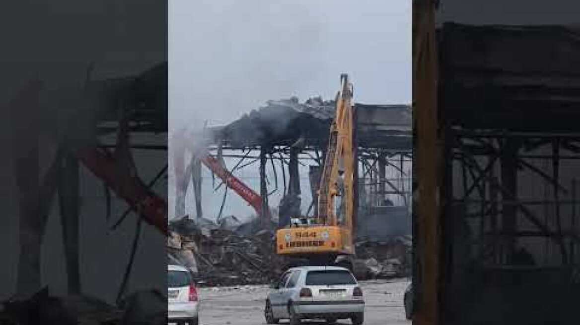 Kαταστροφή μετά την έκρηξη στο εργοστάσιο της Βιολάντα