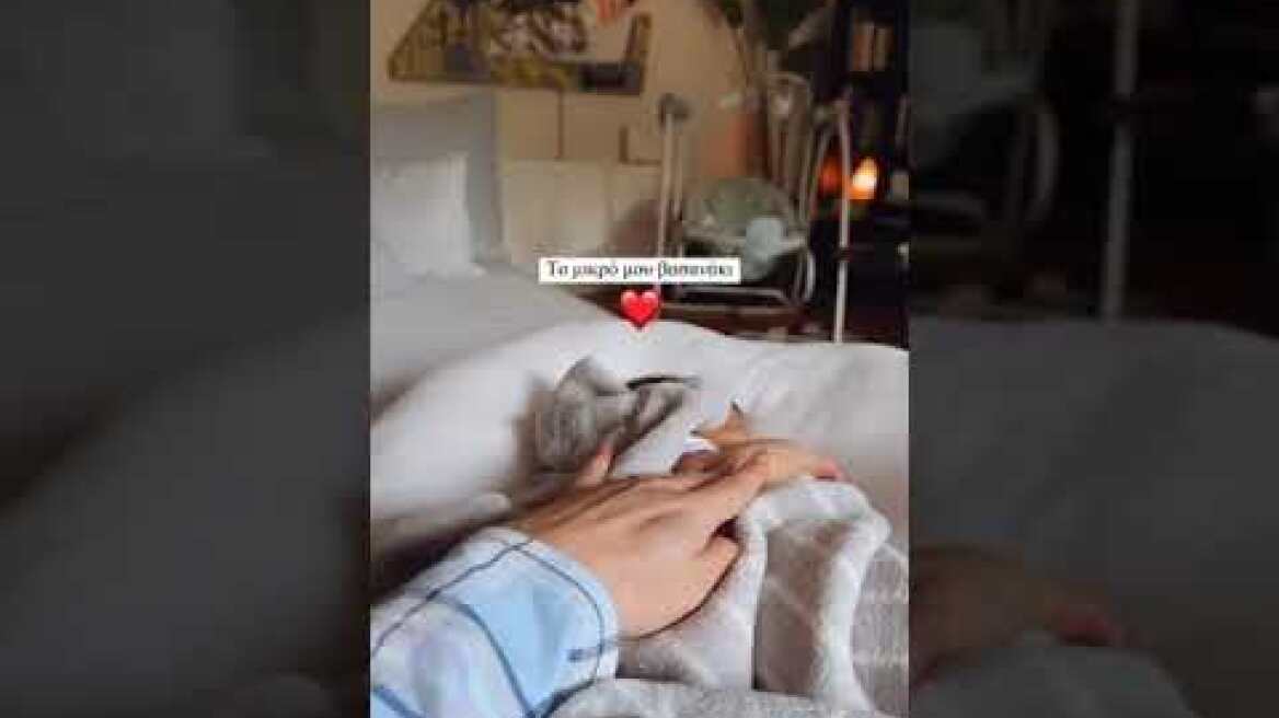 Η Ιωάννα Τούνη νανουρίζει τον νεογέννητο γιο της