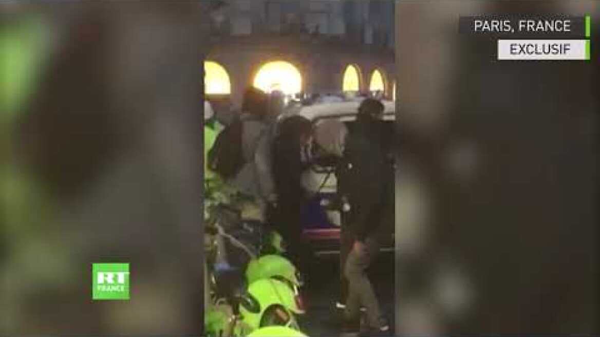 Des voitures de police prises pour cible à Paris