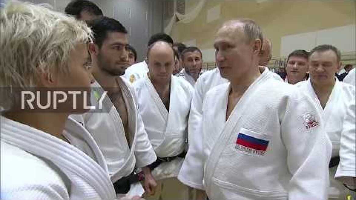 Russia: Putin injures his finger sparring judo with Olympic gold medal champ