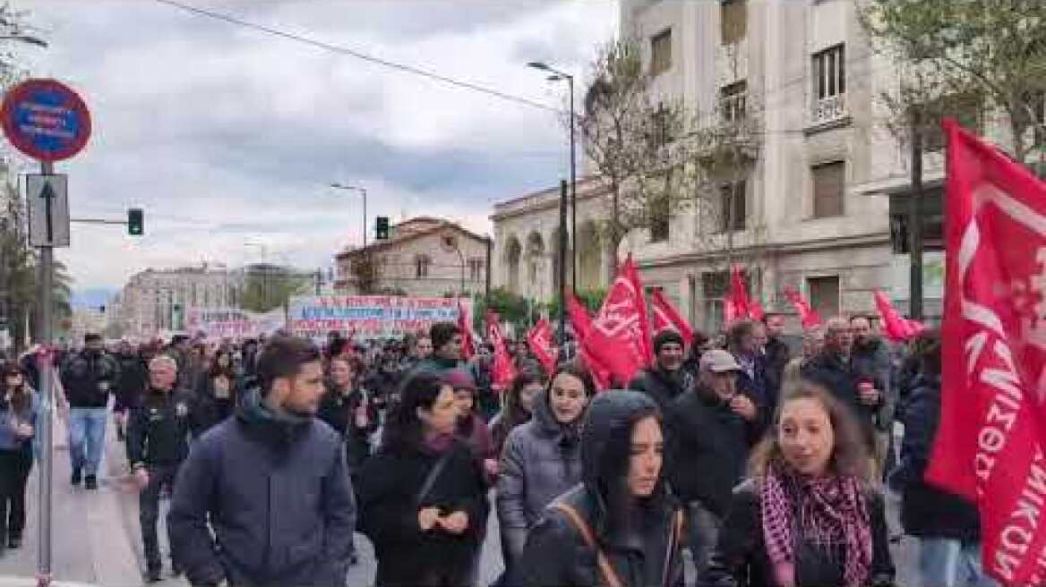 Ξεκίνησε η πορεία του ΠΑΜΕ από τα Προπύλαια