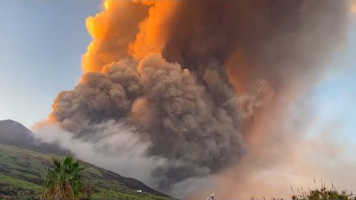 Stromboli Volcano Erupts in Italy - Dec. 4, 2022 eruzione dello Stromboli