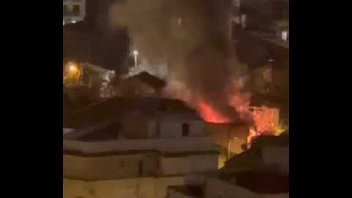 Θεσσαλονίκη: Συναγερμός για φωτιά σε κτήριο