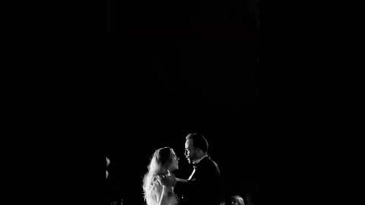 Το παθιασμένο φιλί και ο χορός των νεονύμφων Μουζουράκη και Κοζάρη
