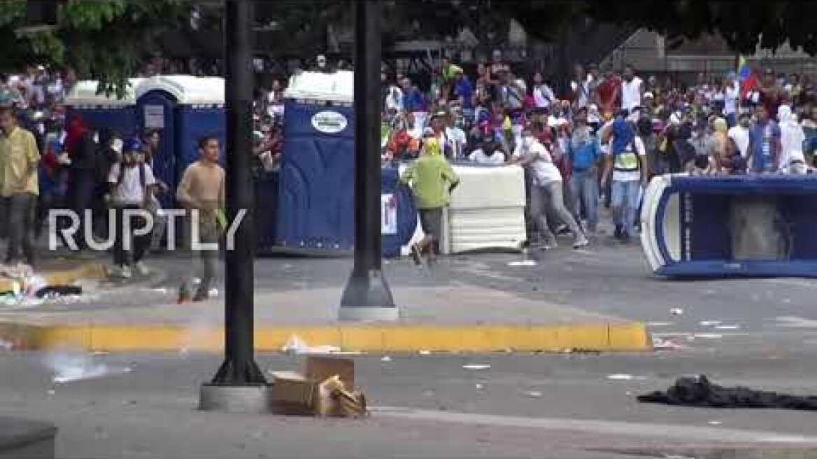 Venezuela: Clashes in Caracas as opposition leader declares himself 'Interim-President'
