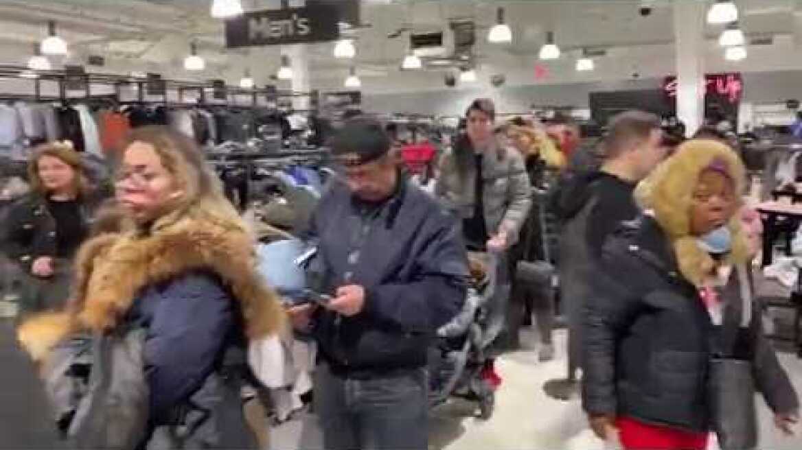 Με βαλίτσες αδειάζουν τα καταστήματα με τις επώνυμες φίρμες