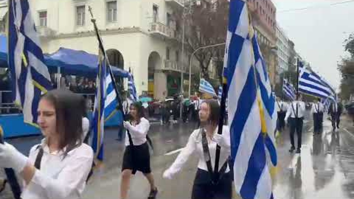 Υπό βροχή η μαθητική παρέλαση στη Θεσσαλονίκη (1)