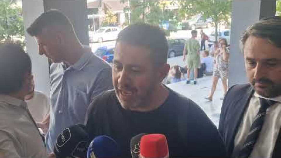 Έξω από τα δικαστήρια, φίλοι του 19χρονου που σκοτώθηκε σε λούνα παρκ στη Χαλκιδική (2)