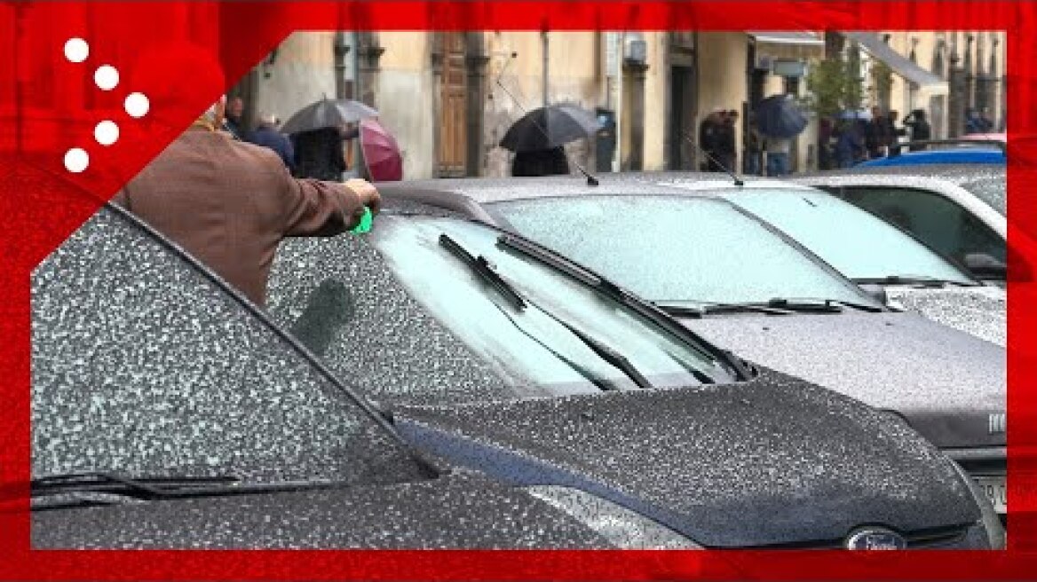 Eruzione Etna: cenere per strada e sulle auto ad Adrano (CT)