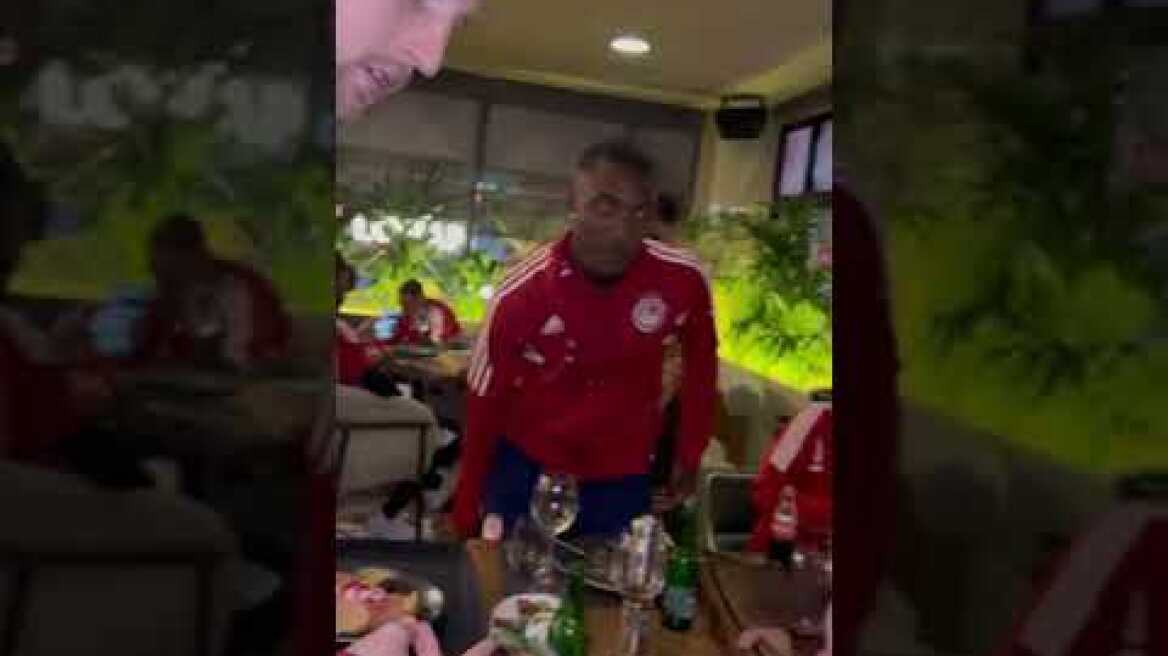 Οι παίκτες του Ολυμπιακού γευματίζουν στο "Καλά Καθούμενα" μετά τη νίκη επί της ΑΕΚ