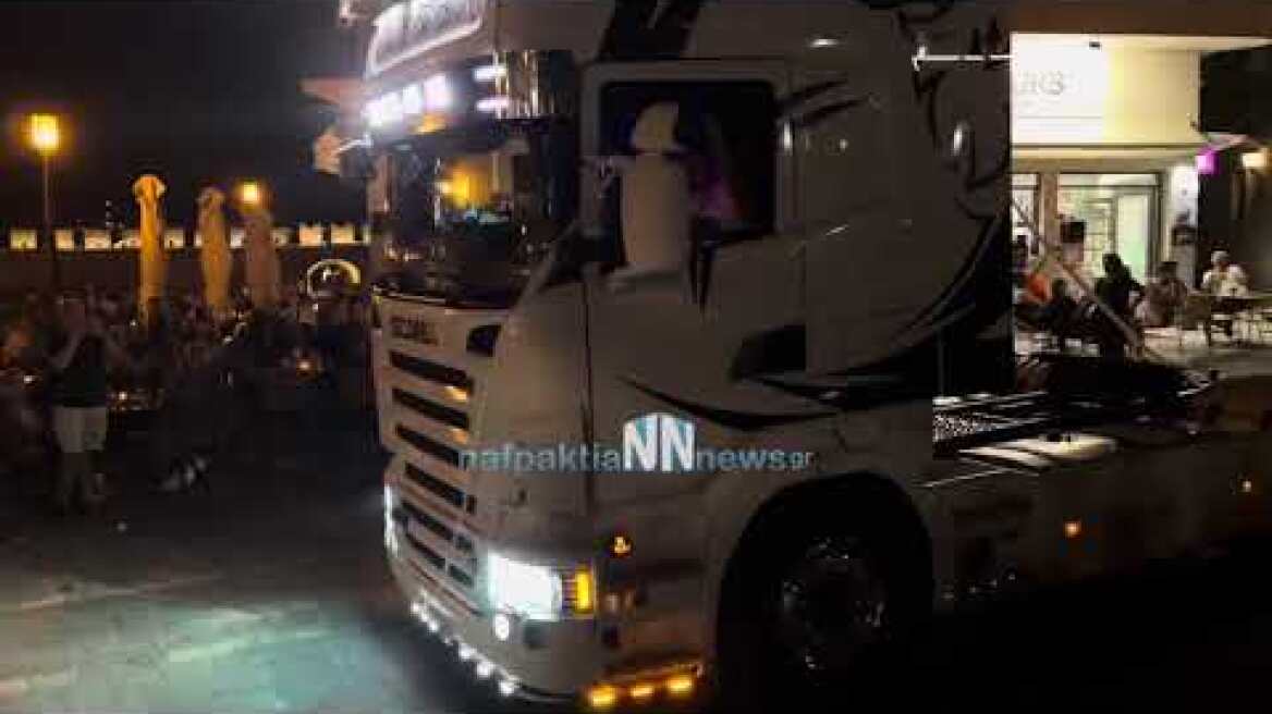 Ναύπακτος:Ο γαμπρός και η νύφη πήγαν με νταλίκες στην εκκλησία