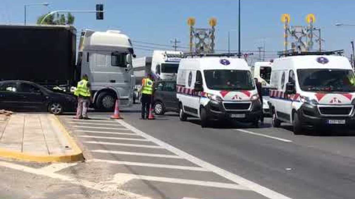 Μεγάλη φωτιά κοντά σε σπίτια στον Κουβαρά Αττικής: Λεωφόρος Μαρκόπουλου