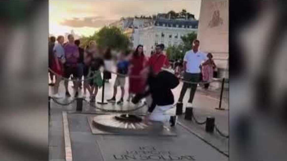 Un homme allume sa cigarette avec la flamme du Soldat inconnu, la justice saisie