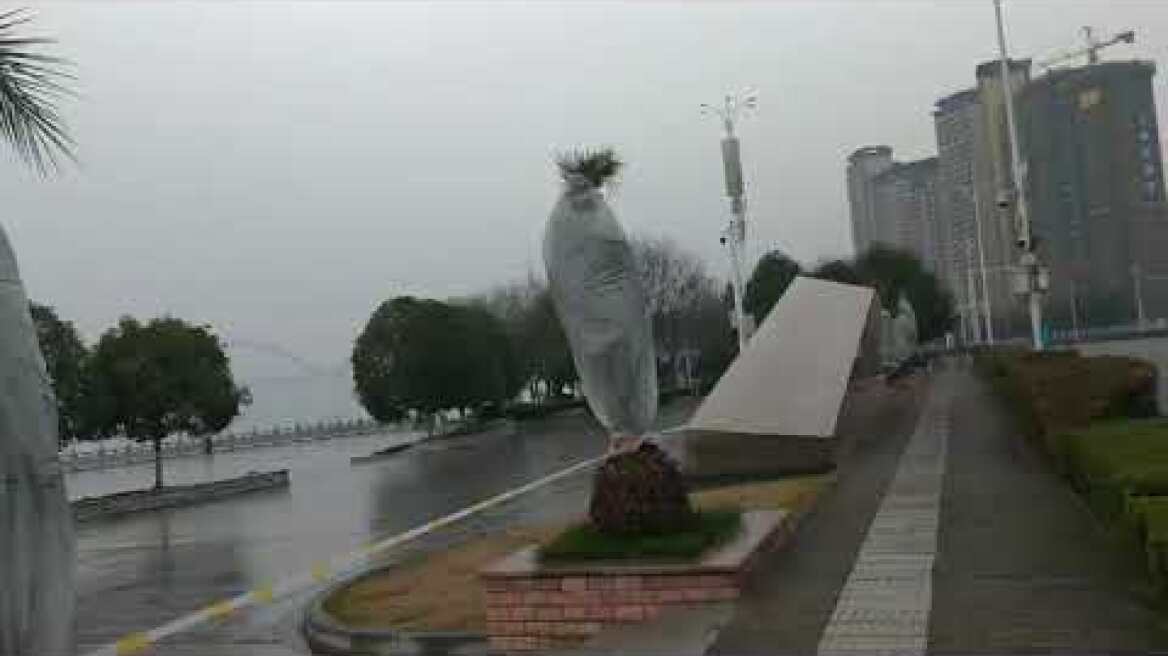 Έλληνας εγκλωβισμενος στη Κινα Τον κλείδωσαν στο ξενοδοχείο!