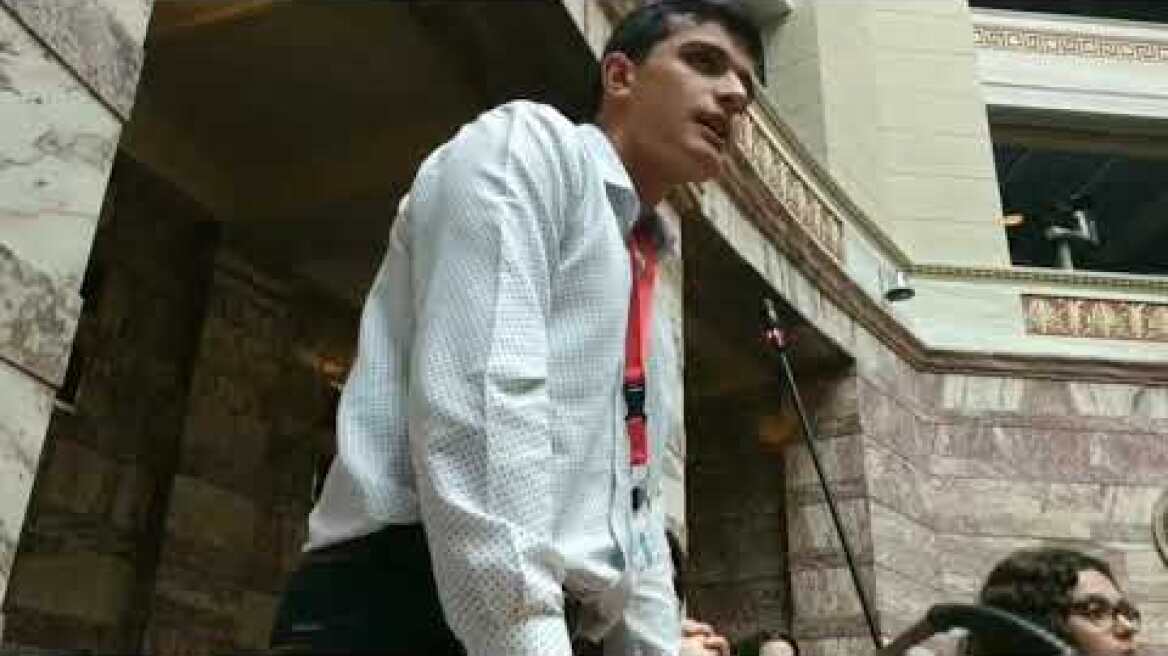 "Η Μακεδονία είναι Ελληνική" μέσα στο Κοινοβούλιο από τον Έφηβο Βουλευτή, Πέτρο Σιγκούδη!