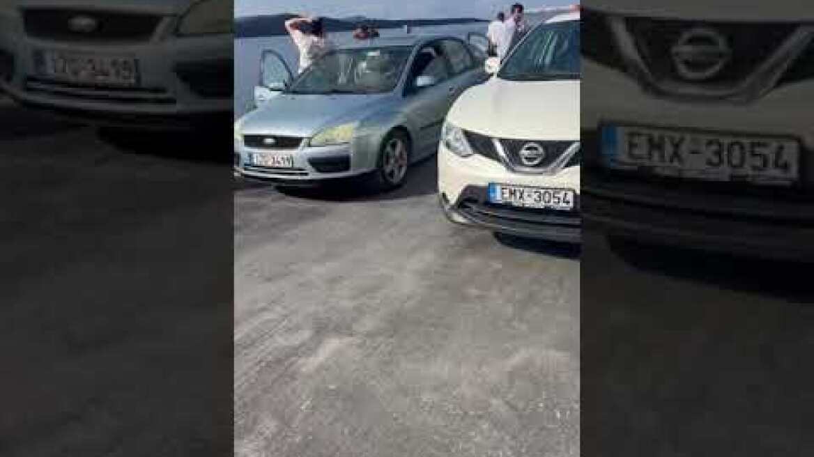 Εγκαταλείπουν τη Σαντορίνη εν μέσω κατολισθήσεων οι κάτοικοι του νησιού