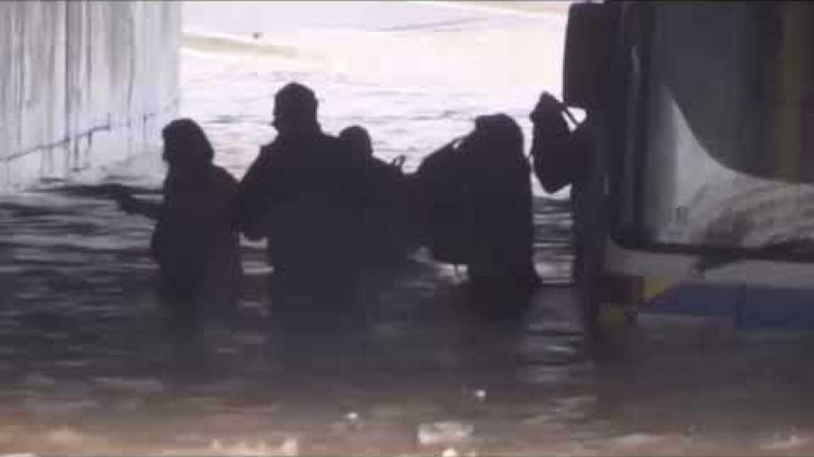 Λεωφορείο εγκλωβίστηκε κάτω από την γέφυρα του Ιδρύματος Σταύρος Νιάρχος