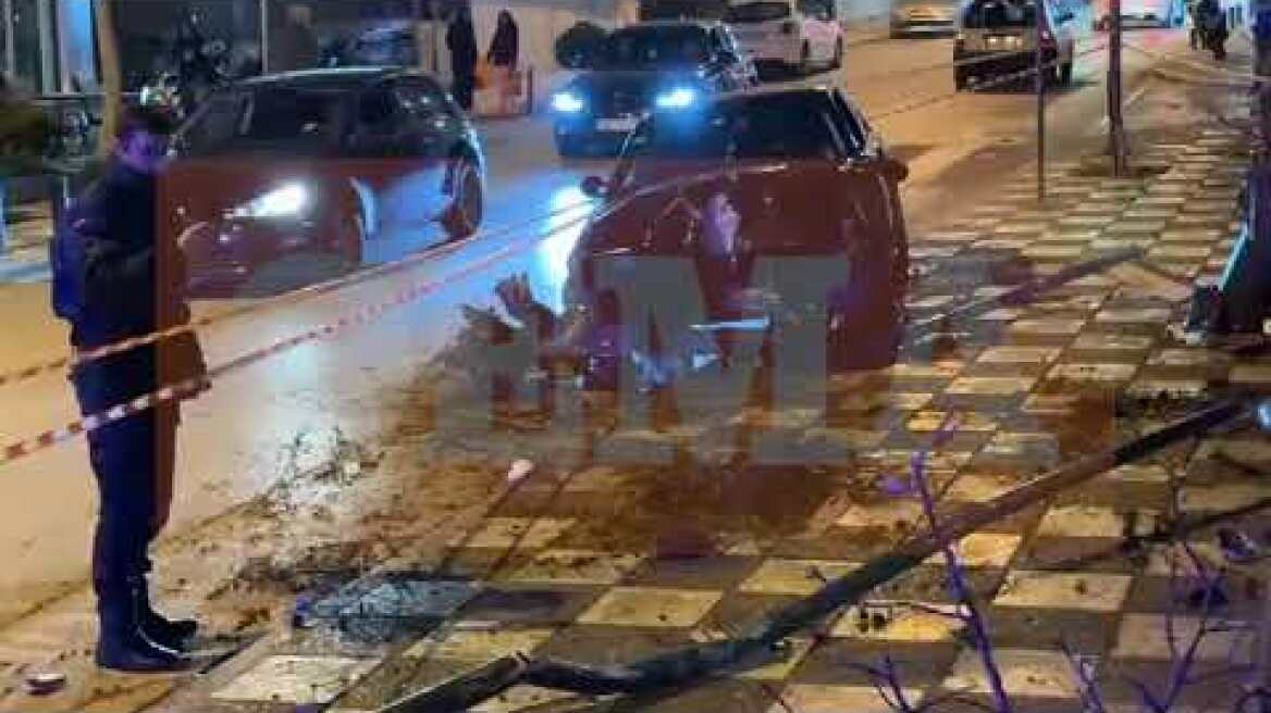 Τραγωδία στη Θεσσαλονίκη: 27χρονος οδηγός έχασε τον έλεγχο του ΙΧ, και «σκαρφάλωσε» σε πεζοδρόμιο