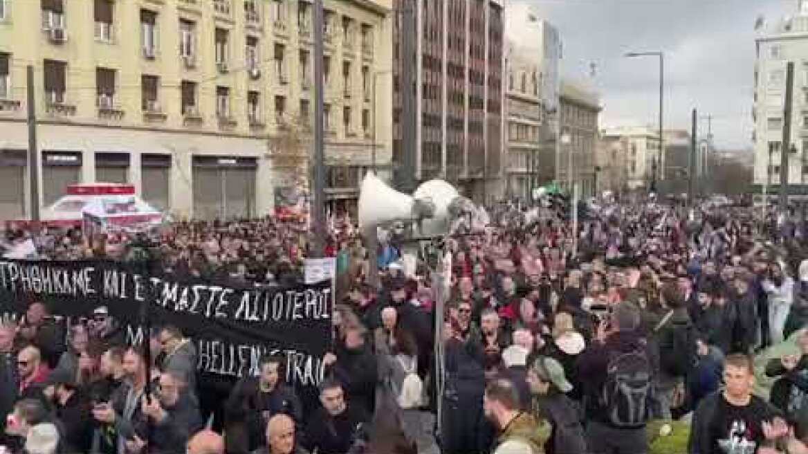Συγκεντρώνεται ο κόσμος στα Προπύλαια για τις διαδηλώσεις της 28ης Φεβρουαρίου