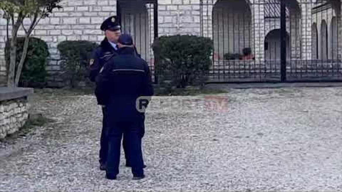 Report TV - Pako e dyshimtë pranë varrezave të ushtarëve grek në Këlcyrë