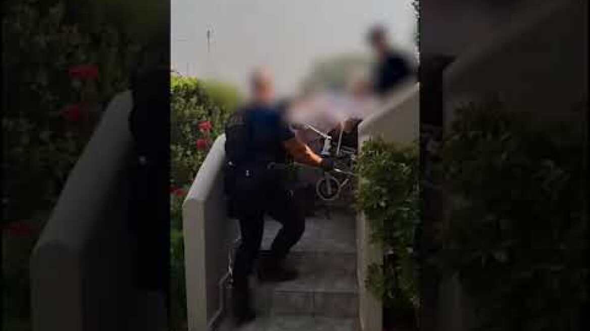 Αστυνομικοί διασώζουν ηλικιωμένη