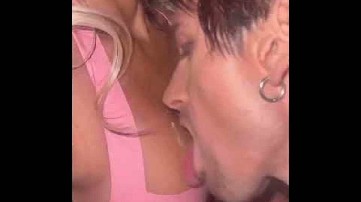 O Μασίν Γκαν Κέλι «σνιφάρει» κοκαΐνη από το στήθος της Μέγκαν Φοξ