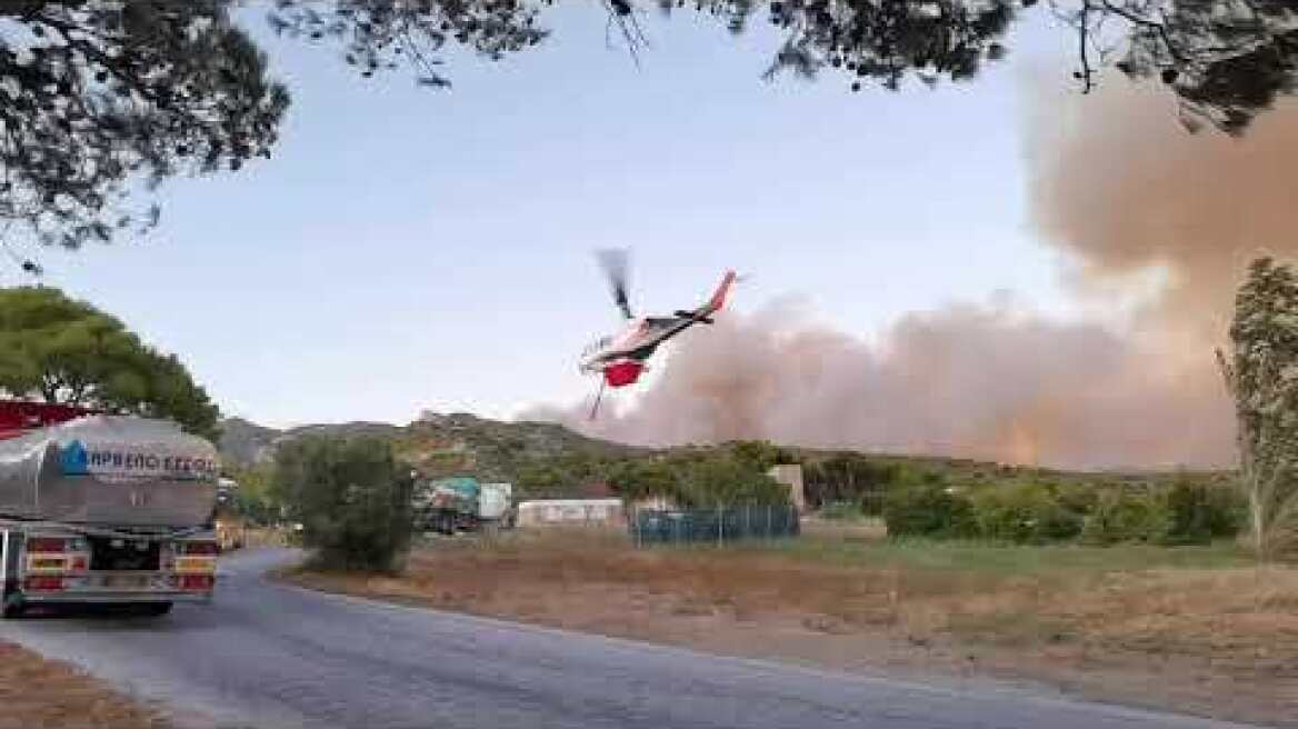 Ελικόπτερο γεμίζει νερό από δεξαμενές δίπλα στο νοσοκομείο Πεντέλης