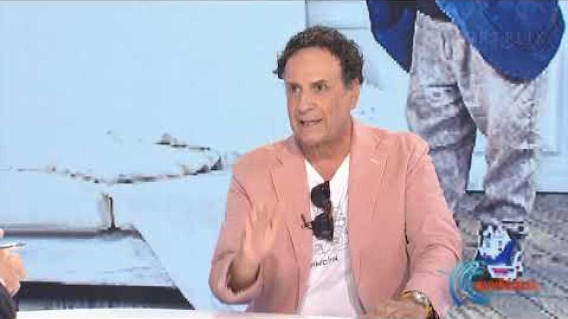 Ο Χάρης Ρώμας με μάσκα σε τηλεοπτικό στούντιο