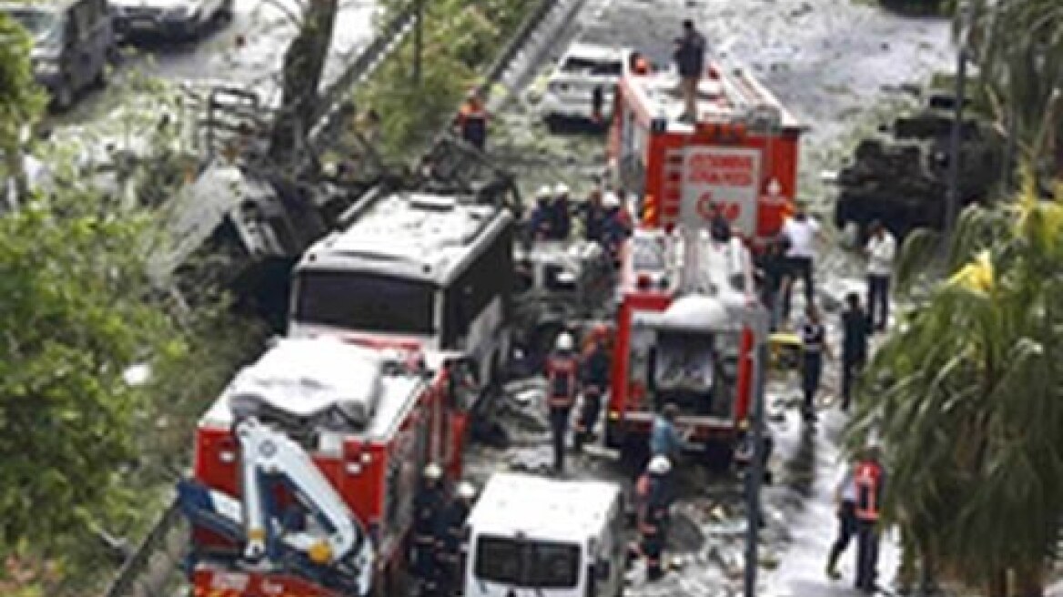 Istanbul bomb attack on police bus kills 11