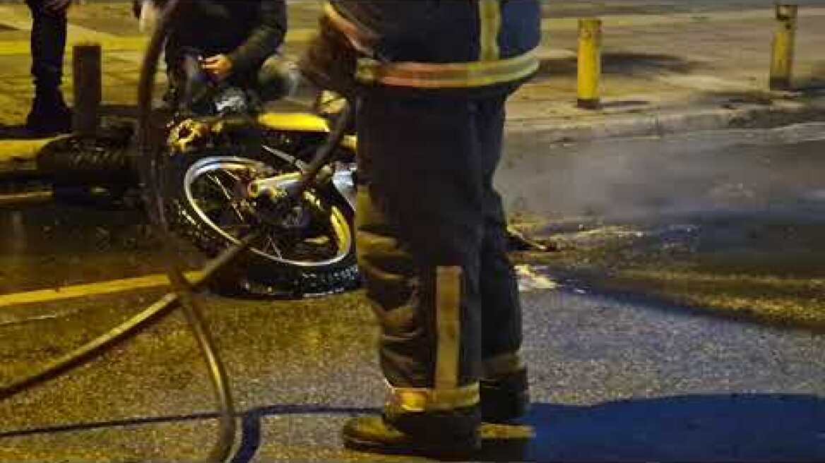 Κουκουλοφόροι πυρπολησαν με μολότοφ μοτοσυκλέτα της ΕΛ.ΑΣ.