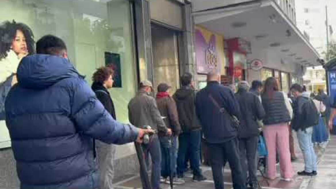 Ουρές σχηματίστηκαν λόγο Black Friday (2)