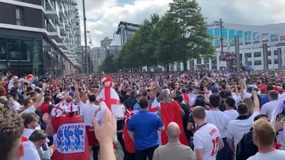 Βρετανοί φαν έξω από το Wembley 