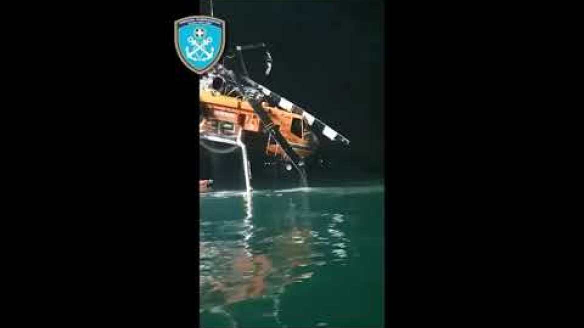 Εκτός θάλασσας το ελικόπτερο που προσθαλασσώθηκε στην Ελευσίνα