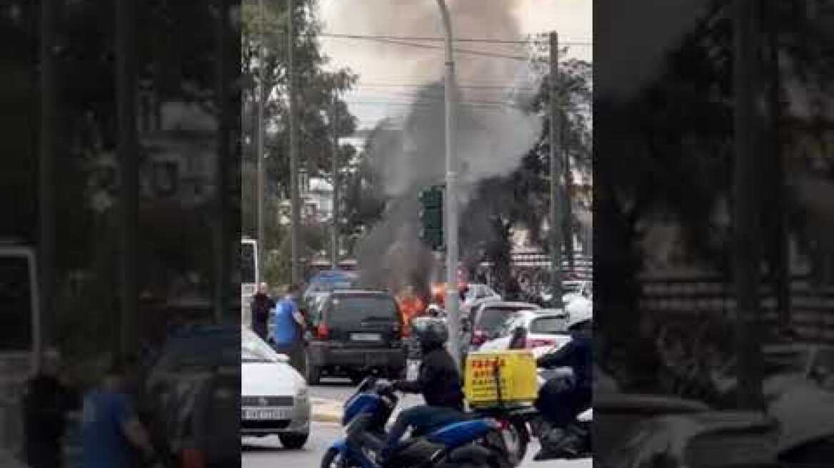 Αυτοκίνητο τυλίχτηκε στις φλόγες στην πλατεία Καραϊσκάκη (3)
