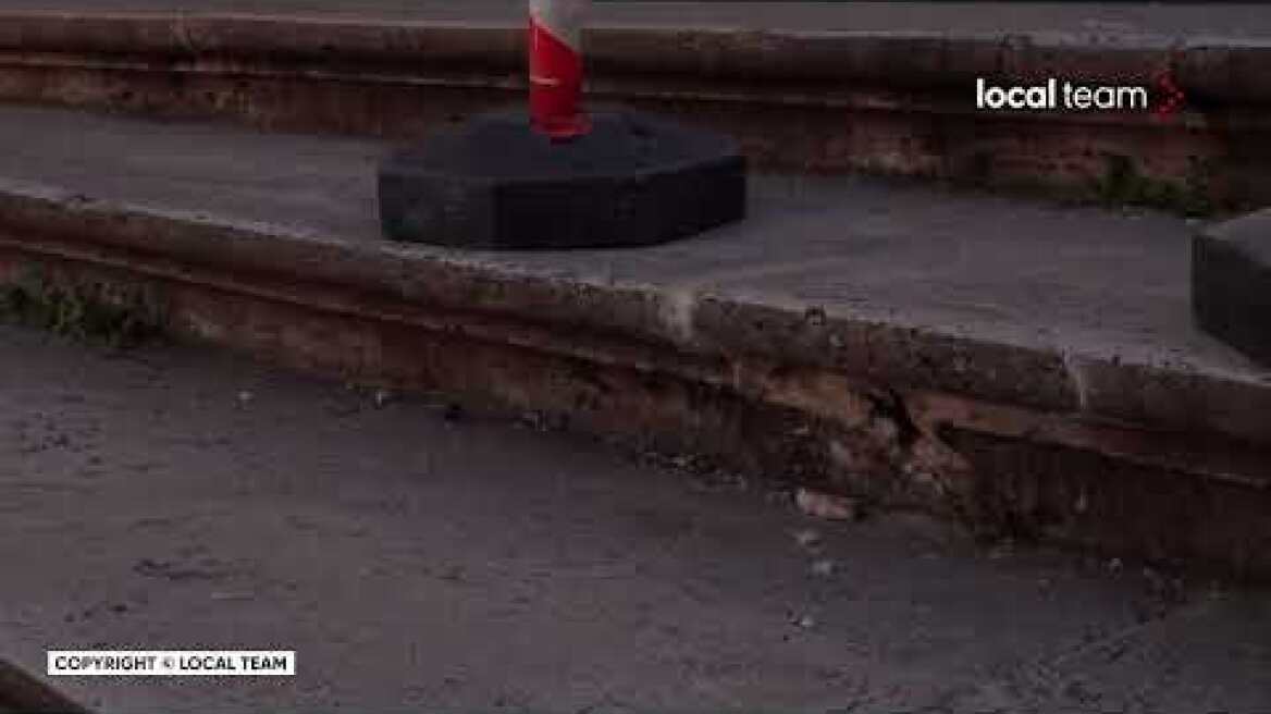 Roma, danneggiata la scalinata di Trinità dei Monti: la segnaletica della polizia sui gradini